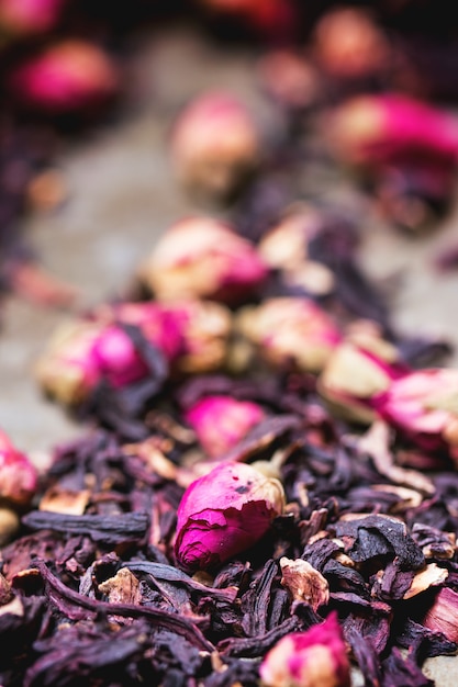 Rosas de chá e flores de hibisco secas