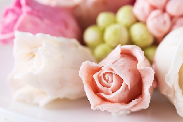 Rosas de marshmallow em um prato, foco seletivo, close-up.