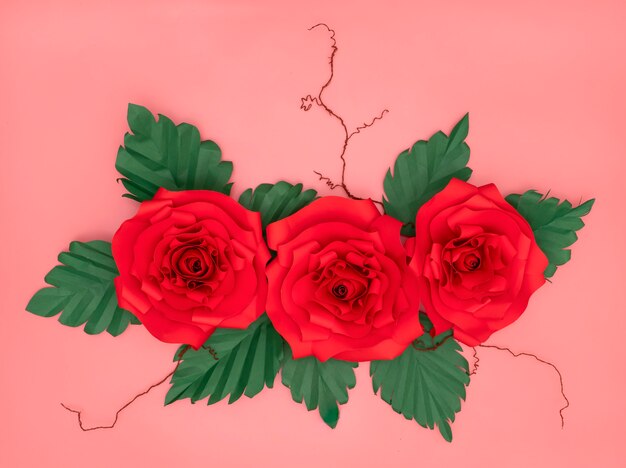 Rosas de papel vermelho