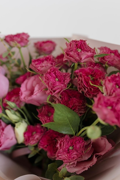 Rosas de spray de peônia brilhante carmesim em um buquê