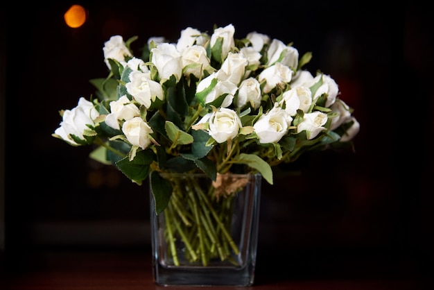 Rosas decorativas brancas em um copo