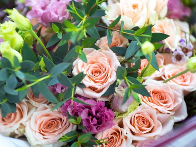 Rosas delicadas desabrochando de verão em flores desabrochando fundo festivo pastel e buquê macio cartão floral desfocado foco seletivo
