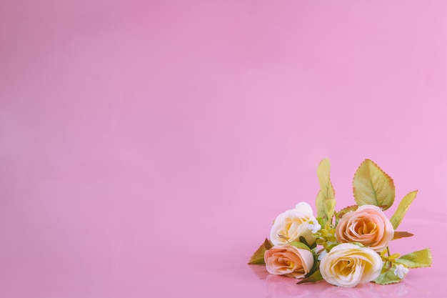 Rosas doces e o fundo rosa, conceito de dia dos namorados