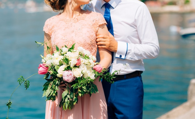 Rosas e peônias de casamento nas mãos da noiva casamento