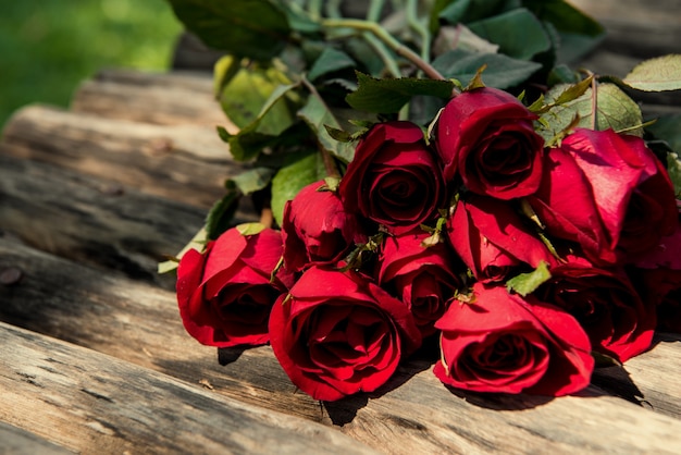 Rosas em fundo de madeira marrom. conceito do dia do valentim e conceito de amor.