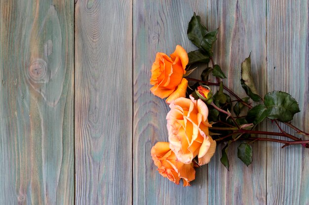 Rosas em um fundo de madeira