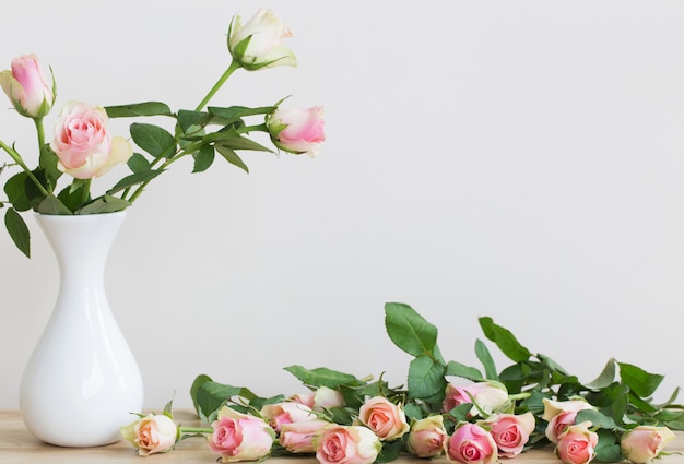 Rosas em um vaso em branco