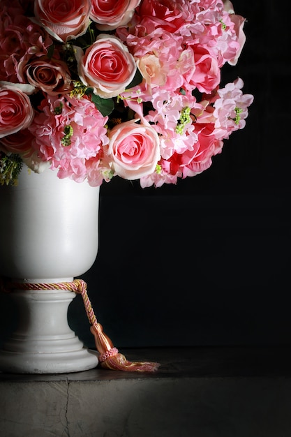 Foto rosas em vaso romano branco