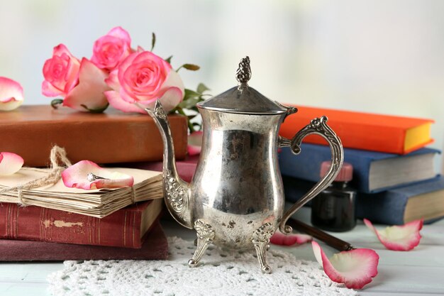 Rosas frescas com um livro velho e letras no fundo da mesa de madeira de cor. Conceito vintage