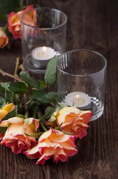 rosas laranja com vela relâmpago