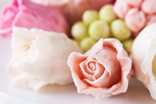 Rosas de malvavisco en un plato, enfoque selectivo, primer plano.