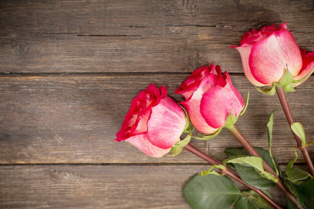 Rosas en la mesa de madera