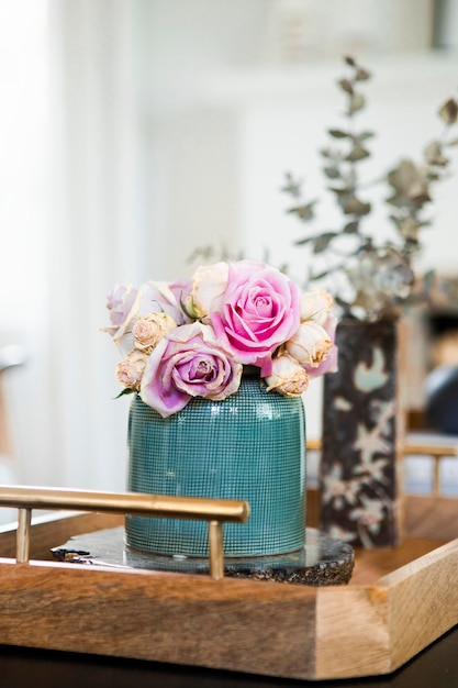 Rosas en una mesa de madera