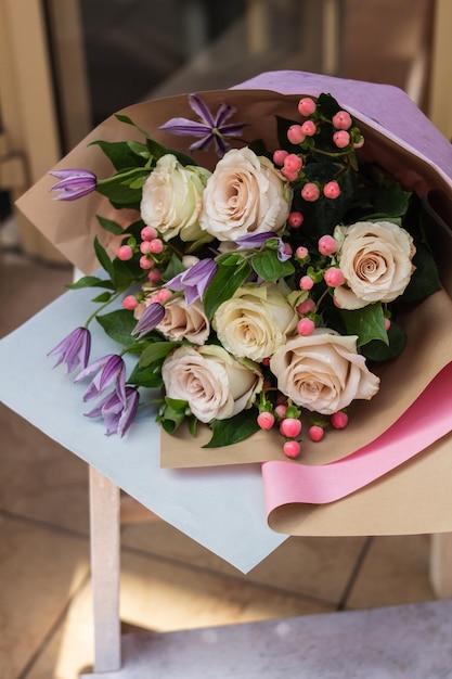 Foto las rosas en la mesa.