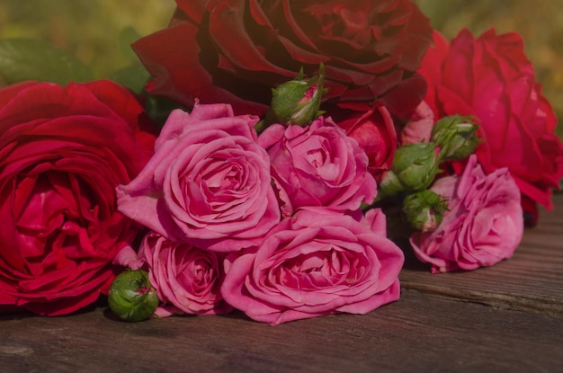 Rosas mistas em um arranjo floral de decoração de casamento Decoração de casamento com rosas Flores em uma superfície de madeira