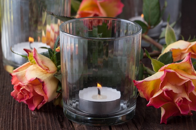 rosas naranjas con vela de rayo