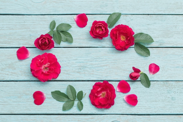 Rosas no espaço de madeira