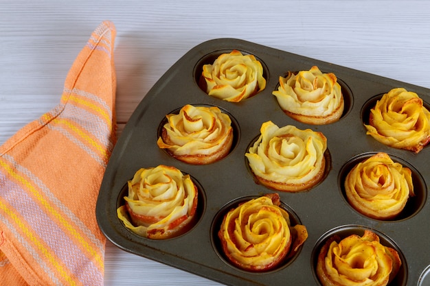 Rosas de papa al horno con tocino en una sartén