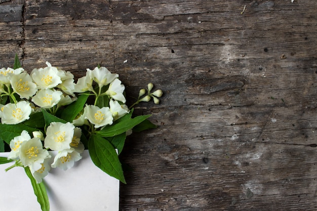 Rosas pequenas brancas em um espaço de fundo cinza para texto Maquete de cartão floral