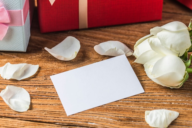 Rosas de regalo y papel en blanco para las vacaciones del día de San Valentín