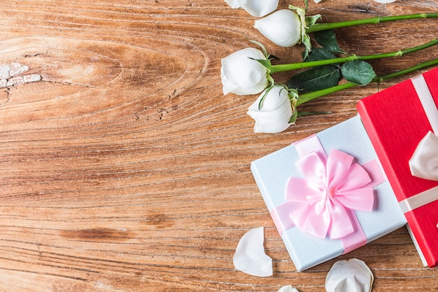 Rosas de regalo y papel en blanco para las vacaciones del día de San Valentín