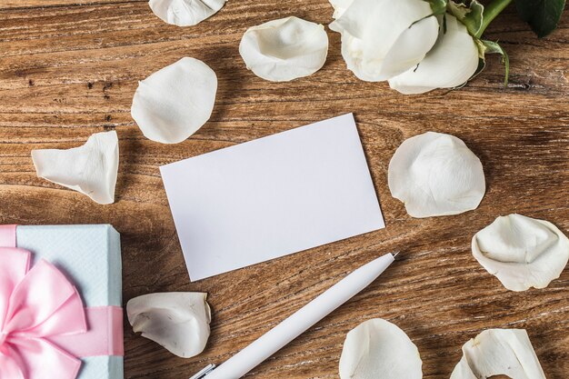 Rosas de regalo y papel en blanco para las vacaciones del día de San Valentín