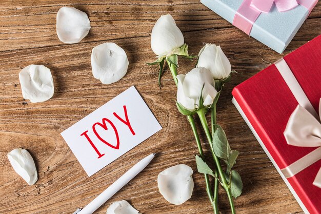 Rosas de regalo y papel en blanco para las vacaciones del día de San Valentín