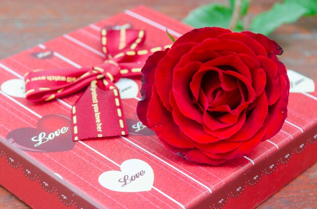 Rosas y regalos con motivo del día de San Valentín.