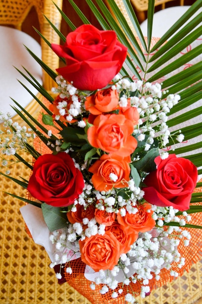 Rosas rojas y amarillas en un ramo con flores blancas intercaladas