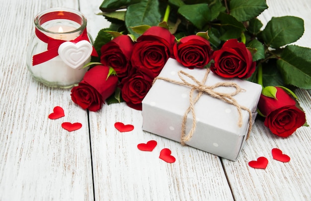 Rosas rojas y caja de regalo.