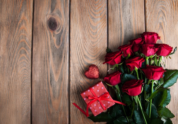 Rosas rojas y caja de regalo.