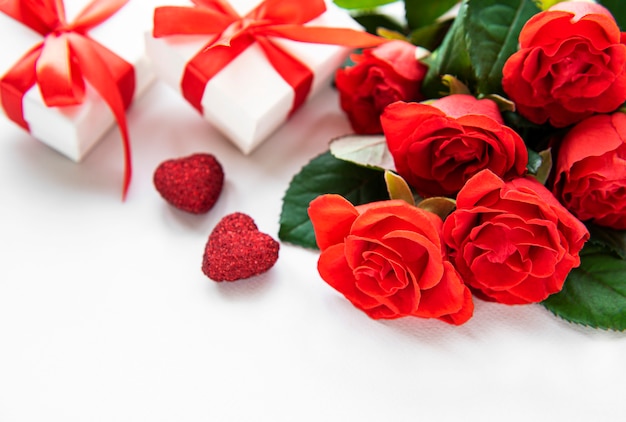 Rosas rojas y cajas de regalo