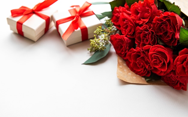 Rosas rojas y cajas de regalo