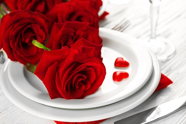 Rosas rojas en mesa servida de vacaciones
