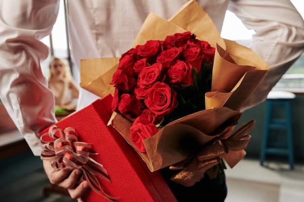 Rosas rojas y regalo romántico