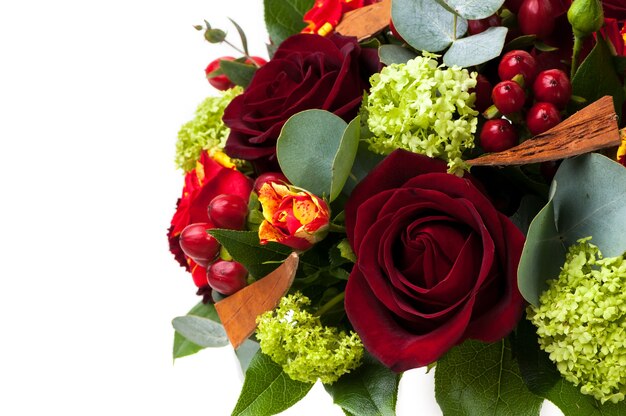 Rosas rojas y un surtido de flores de cerca. día de San Valentín