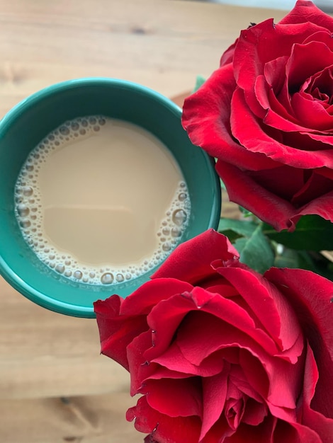 Rosas rojas y una taza de café.