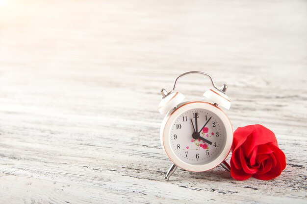 Rosas rojas con textura y reloj despertador