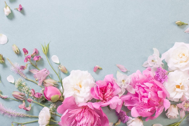 Rosas rosa e brancas na superfície do papel