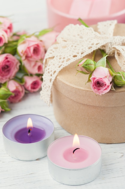 Rosas rosadas con caja de regalo y vela