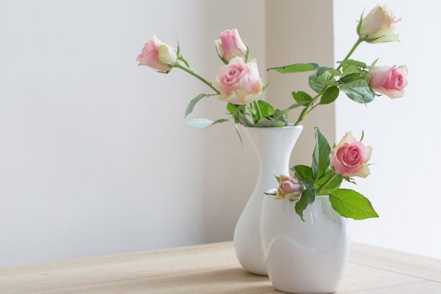 Rosas rosadas en florero