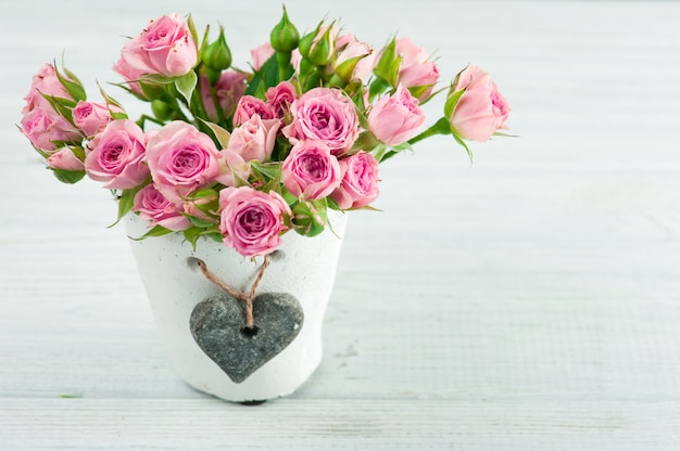 Rosas rosadas en maceta de hormigón