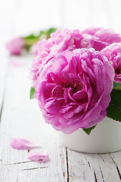 Rosas rosadas en la mesa de madera