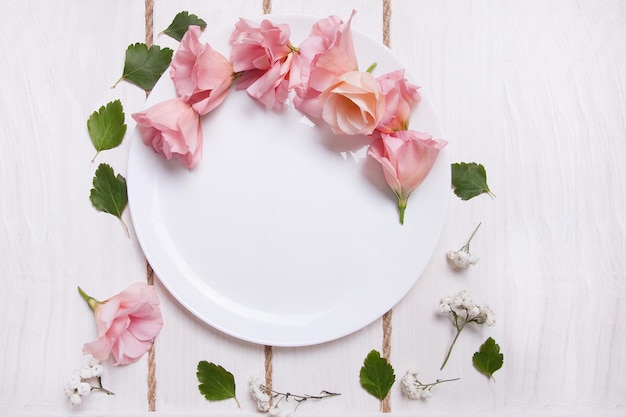 Rosas rosadas en un plato blanco