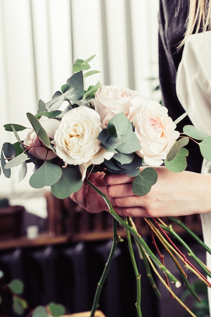 Foto rosas rosadas en ramo de flores de novias