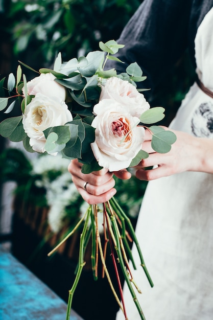 Rosas rosadas en ramo de flores de novias