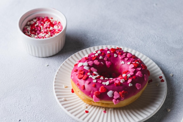 Foto rosas rosquillas con salpicaduras con corazones