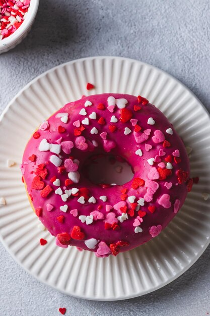 Foto rosas rosquillas con salpicaduras con corazones