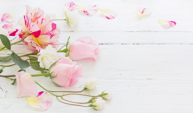 Rosas sobre fondo blanco de madera