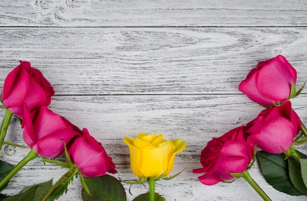 Rosas sobre un fondo de madera